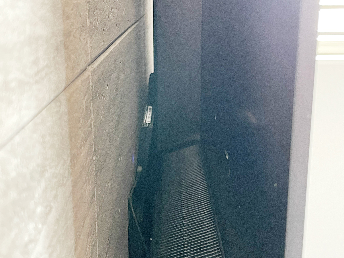 背面に録画用のハードディスクを設置