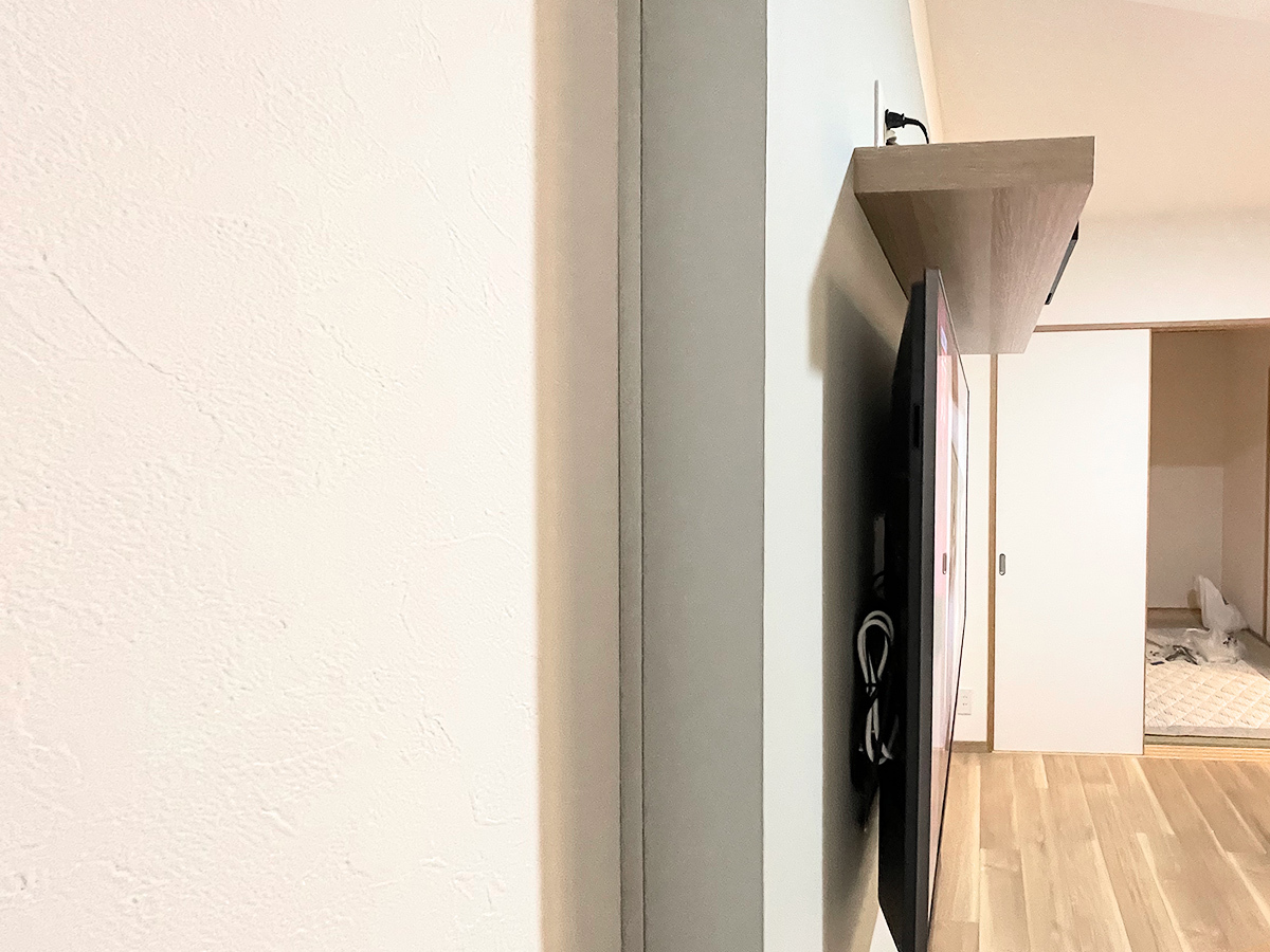 側面から撮影。PIXY本体はお部屋の壁に接し、角度固定式タイプの金具でテレビを壁掛け。