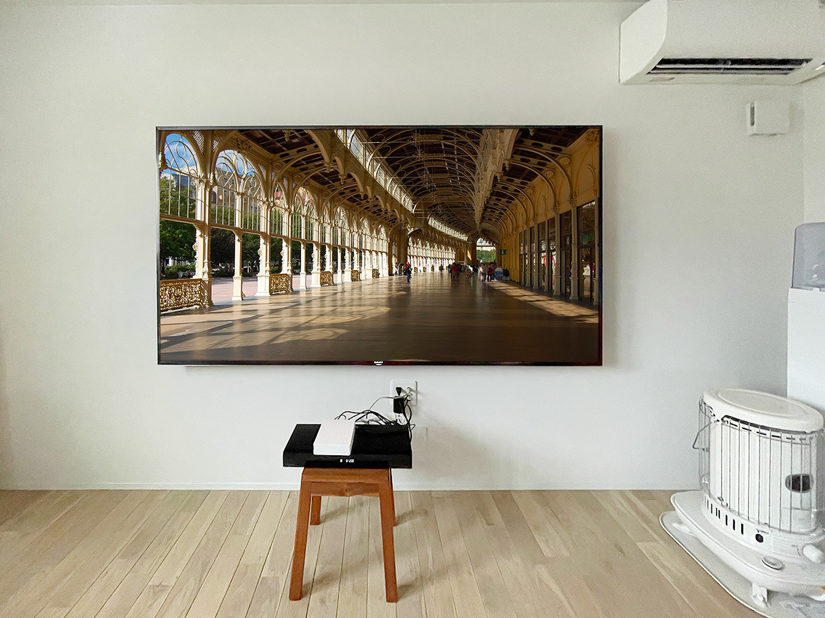 85インチの大型液晶テレビを角度固定式金具で壁掛け 85インチの大型液晶テレビを角度固定式金具で壁掛け