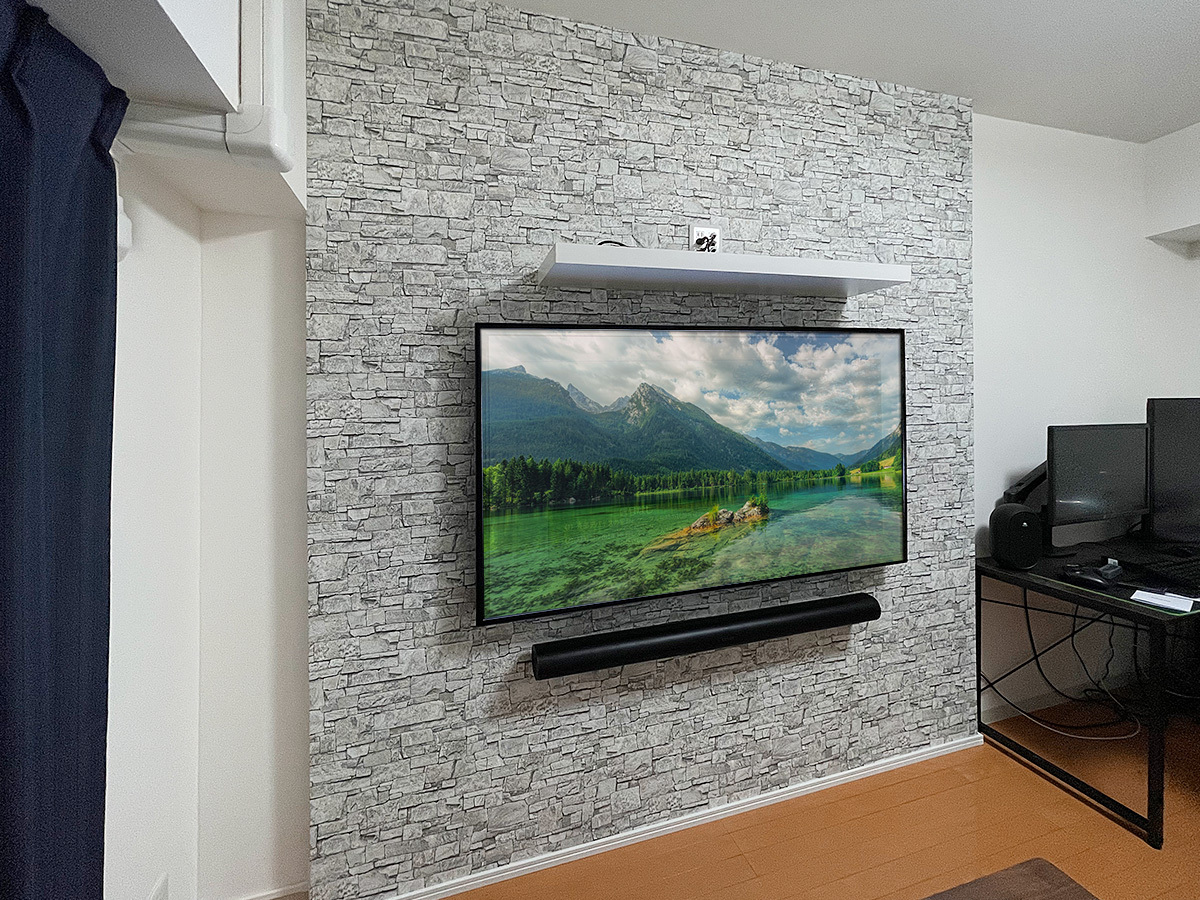 東京都足立区のマンションでフェイクウォールPIXYを設置し、LGの65インチテレビとサウンドバー、ウォールシェルフ(棚)を壁掛けしました。