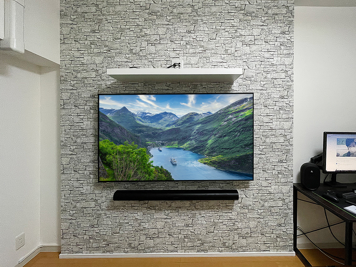 テレビはLGの有機ELテレビ OLED65CXPJA。壁掛け時の本体サイズは横幅1449mm、高さ830mm、最大の厚みが47mm。重量は24kgです。