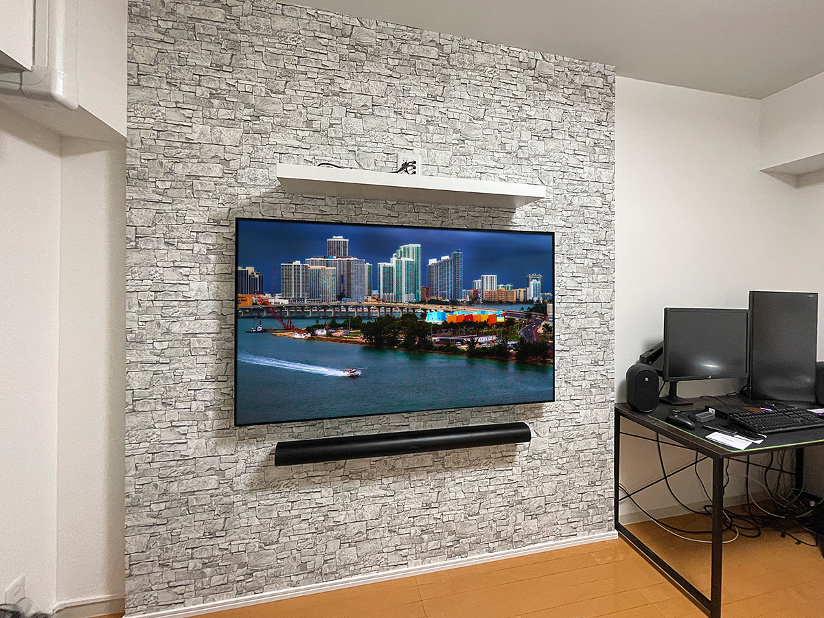 テレビ上にはゲーム機やレコーダ置き場としてウォールシェルフ(棚)を設置。壁掛けテレビとつながる専用コンセントも新設しました。