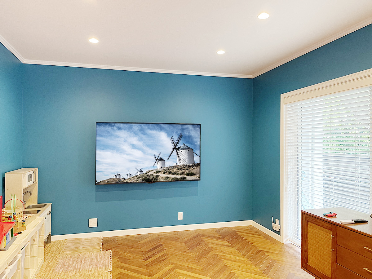 三重県鈴鹿市でアクセントクロスが張られた壁面にシャープのアクオス液晶70インチテレビ(4T-C70BN1)を壁掛け 三重県鈴鹿市でアクセントクロスが張られた壁面にシャープのアクオス液晶70インチテレビ(4T-C70BN1)を壁掛け