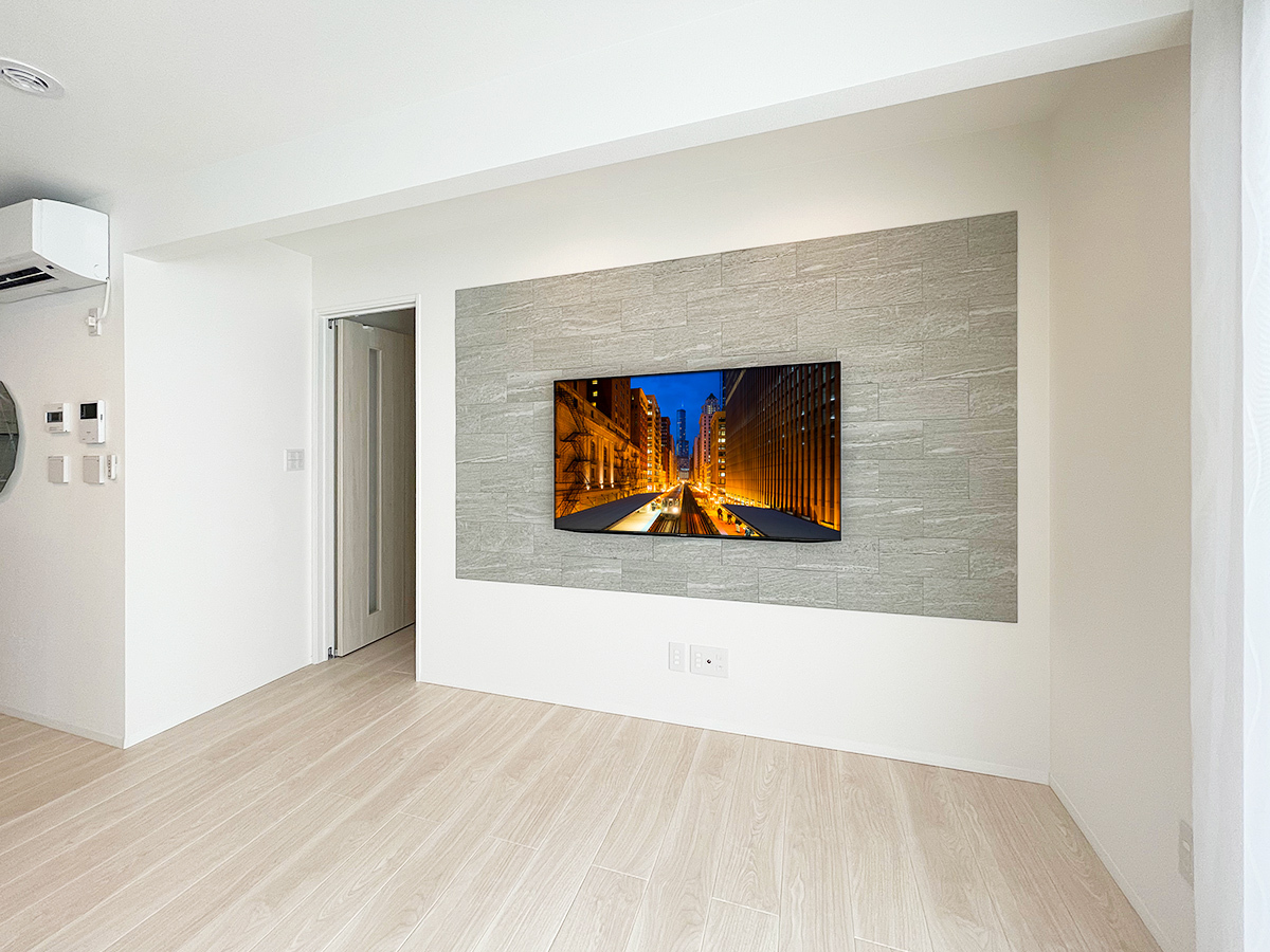 エコカラットが貼られた壁面にテレビ用コンセントを新設してアクオス有機ELテレビを壁掛け エコカラットが貼られた壁面にテレビ用コンセントを新設してアクオス有機ELテレビを壁掛け