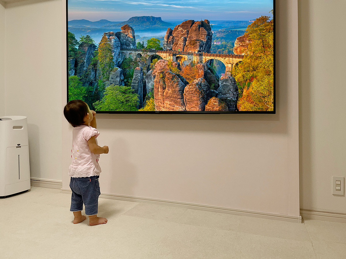 愛知県名古屋市でマンションのコンクリート壁にフェイクウォールPIXYを設置し、75インチ大型液晶テレビを壁掛けしました。