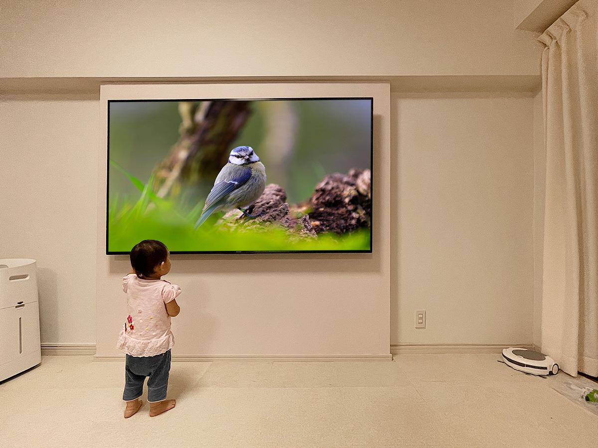 テレビはソニーブラビア KJ-75X8000H。壁掛け時のサイズは横幅が1686mm、高さが969mm。厚みが72mm。重量は31.8kg。