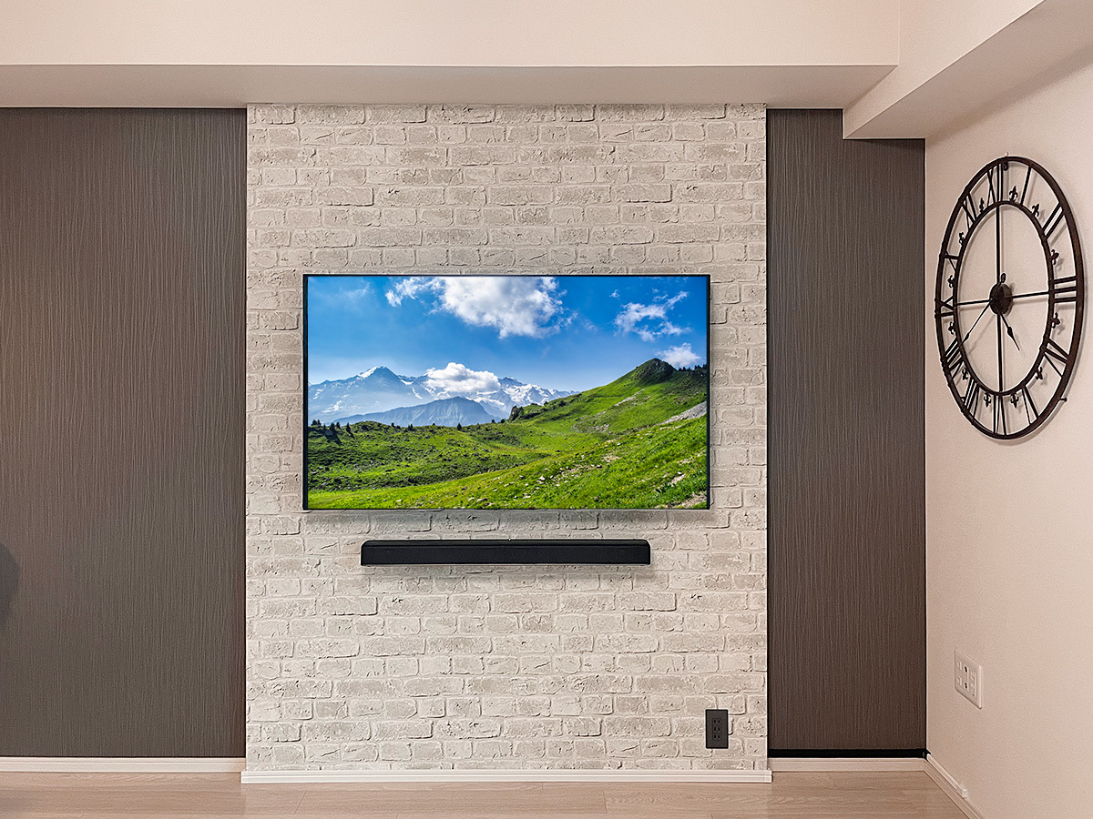 テレビはソニーブラビア KJ-55X8000H。55インチの液晶テレビ。壁掛け時のテレビ本体は横幅1243mm、高さ718mm、厚み71mm。重量は16kgになります。