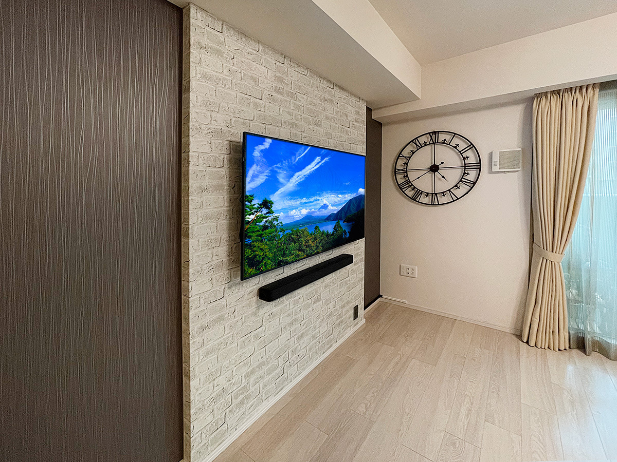 テレビ下にはサウンドバーも壁掛け。配線関係はPIXY内部で完結しており、本物の壁には開口部など作らないのがポイントです。