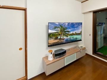 横浜市のマンションでフェイクウォールPIXYを設置し、55型テレビとフロートテレビボードを壁掛け