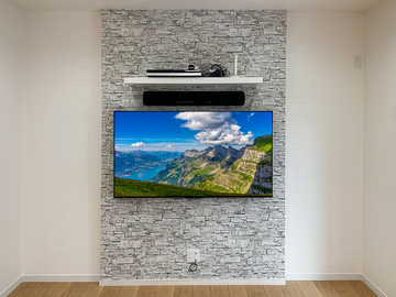 大阪府泉大津市でフェイクウォールPIXYを設置し、60インチテレビとサウンドバーとシェルフ(棚)を壁掛け