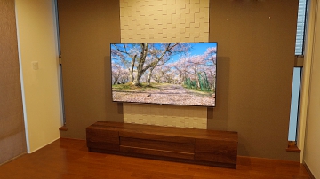 【ヘーベルハウス 】エコカラット「ペトラスクエア」の壁にブラビア・65インチ液晶テレビ「KJ-65X9500G」を壁掛け