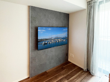 東京都新宿区のマンションでコンクリート壁にフェイクウォールPIXYを設置、同時購入のテレビを壁掛け
