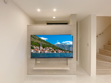 【不明】東京都杉並区の戸建て住宅で東芝レグザ65インチテレビ(65X9400S)を可動式金具で壁掛け