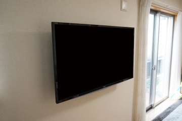 【50V型 東芝】位置や金具を選定して家族みんなで楽しめる空間にはやっぱり壁掛けテレビ。