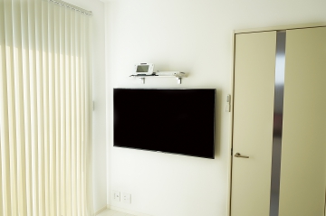 【55V型 ソニー】子供の遊ぶスペースを最大限に活かせる壁掛けテレビとウォールシェルフの組み合わせ