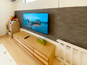 名古屋市で既にエコカラットが帯状に貼られた壁面に55インチのテレビを壁掛け
