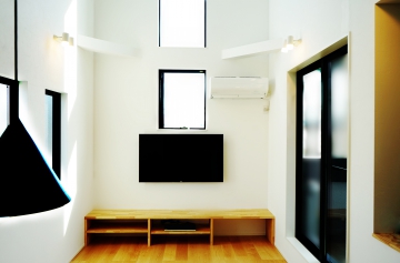 【55V型 ソニー】吹き抜けの開放的な雰囲気にクールに似合う壁掛けテレビ