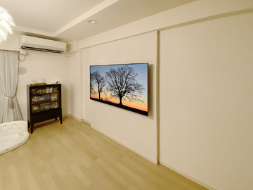 兵庫県西宮市のマンションでフェイクウォールPIXYを設置し、同時購入していただいた65インチテレビ(XRJ-65X90L)を壁掛け