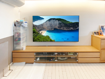 東京都大田区で85インチの大型液晶テレビ(XRJ-85X95J)を壁掛けし、テレビボード内にはコンセントパネルを新設