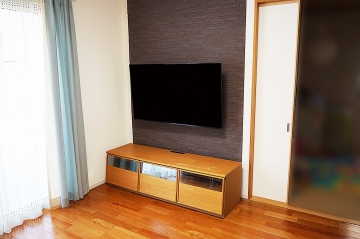 55インチ有機ELテレビの壁掛けとエコカラットの同時施工