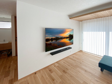 石川県小松市で75インチテレビとサウンドバーを壁掛けし、床上付近にHDMI専用コンセントを新設