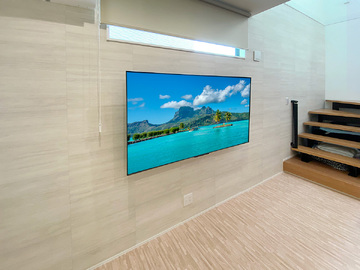 大阪府和泉市でクロス張りの壁に65インチ液晶テレビ(65U8N)を壁掛けしHDMIコンセントを追加