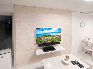 東京都目黒区のマンションでフェイクウォールPIXYを設置し、48インチテレビとサウンドバー、ウォールシェルフを壁掛け