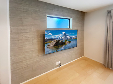 千葉県柏市で壁紙クロスを張り替え、シャープのアクオス 65インチminiLEDテレビ「4T-C65GP1」を壁内配線で壁掛け