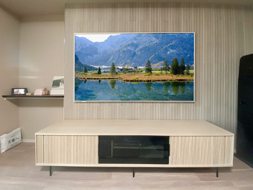 東京都中央区のマンションでエコカラット(スモークウッド)を施工し、TCLの75型液晶テレビ(TCL75A300W)を壁掛け