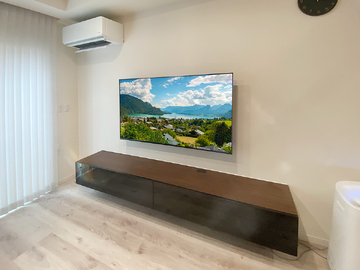静岡市で同時購入していただいた65インチ液晶テレビを壁掛けし、テレビボード内部にHDMIコンセントを新設