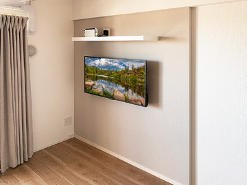 埼玉県川口市のマンションでコンクリート壁にフェイクウォールPIXYを設置し、42インチ液晶テレビを壁掛け