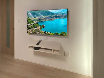 愛知県刈谷市で49インチ液晶テレビをウォールシェルフを壁掛けしHDMIコンセントを追加