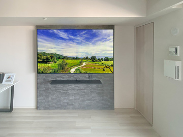 大阪市のマンションでエコカラット(ルドラNX)外装のフェイクウォールPIXYを設置し、83インチ大型テレビとウォールシェルフを壁掛け