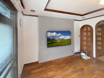 兵庫県宝塚市でフェイクウォールPIXYを設置して、65型有機ELテレビ（東芝レグザ 65X9900N）を可動式金具で壁掛け