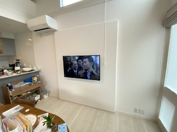 【地元の工務店】東京都でパナソニックのTH-49HX750を壁掛け