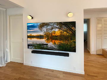 愛知県東海市の戸建て住宅で、同時購入していただいた77インチの大型テレビ(K-77XR80)とサウンドバー(HT-A9000)を壁掛け
