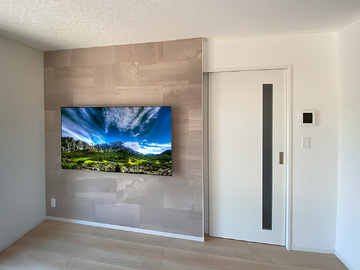 長野県松本市の戸建て住宅でフェイクウォールPIXYを設置し、ソニーブラビア65インチテレビ(K-65XR70)を壁掛け