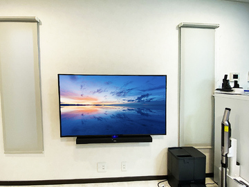 大阪府大阪狭山市の戸建て住宅で55インチテレビの壁掛け、テレビ裏側へニンテンドースイッチ用設置スペースを新設し、サウンドバーも共架マウントにてスタイリッシュに仕上がりました。
