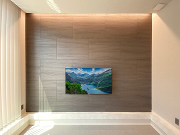 岐阜県可児市でタイル壁にアクオス55インチ有機ELテレビ(4T-C55DQ2)を可動式金具で壁掛け
