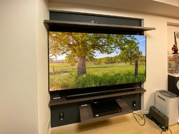 東京都荒川区のマンションでフェイクウォールPIXYを設置し75型の大型テレビを壁掛け、ウォールシェルフとHDMIコンセントを追加