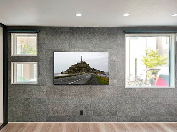 大阪府堺市の戸建て住宅でエコカラット（ディープバサルト）を同時施工し、シャープ アクオス60インチテレビを壁掛け