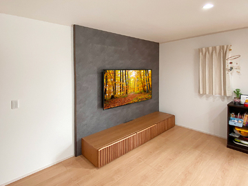 埼玉県鴻巣市でフェイクウォールPIXYを設置し、パナソニック「ビエラ」65インチテレビ(65W90A)を壁掛け