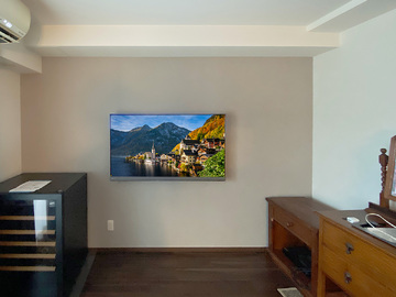 名古屋市のマンションでフェイクウォールPIXY（壁一面タイプ）を設置し、レグザ55型テレビを壁掛け