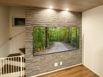 東京都でエコカラット壁（ディニタ）にソニーブラビア75インチテレビ（K-75XR70）を壁掛けしHDMIコンセントを追加