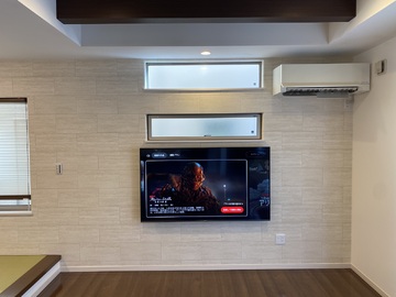 【サーラ住宅】愛知県でハイセンスの65E7Nを壁掛け