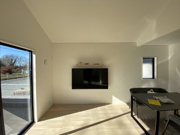 【アーネストワン】群馬県でハイセンスの65E7Nを壁掛け