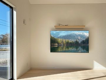 群馬県前橋市で壁の内部に補強を施し、ハイセンスの65インチテレビ(65E7N)と棚を壁掛け