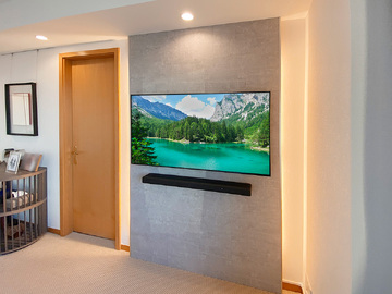 東京都港区でフェイクウォールPIXYを設置し、55型の液晶テレビとサウンドバーを壁掛け。間接照明も追加