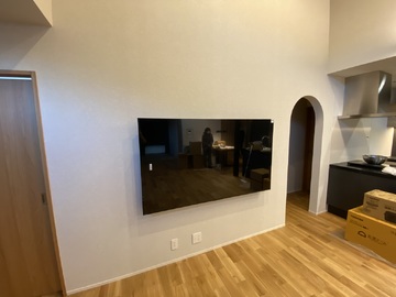 【新和建設】愛知県でハイセンスの75U7Rを壁掛け