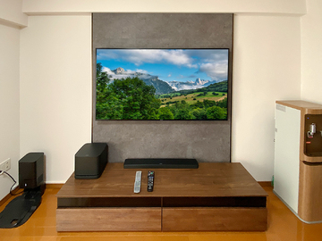 横浜市のマンションでフェイクウォールPIXYを設置し65型テレビを壁掛け